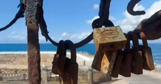 "أقفال المحبين" في عيد الحب على كوبرى ستانلى بالإسكندرية تثير الجدل