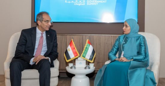 وزير الاتصالات يعقد مباحثات مع وزيرة الدولة للتطوير الحكومى بالإمارات لتعزيز التعاون