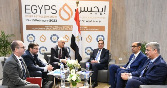 الملا يبحث مشروعات توفير الرخص التكنولوجية للمشروعات والتحول الطاقى 