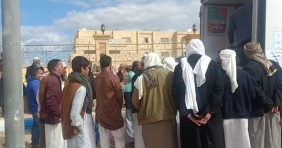 إقبال كبير على شراء السلع مخفضة الأسعار بمطروح