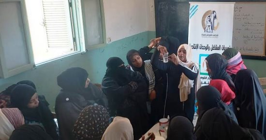 "القومى للمرأة" بأسوان يعقد دورات تدريبية للفتيات بالوحدات الإنتاجية