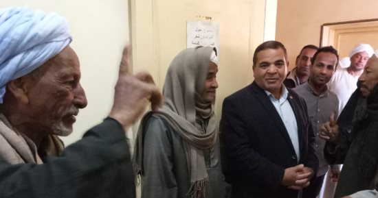 رئيس مدينة الزينية يعد الأهالى بتوصيل خطوط الصرف بالقرى.. صور
