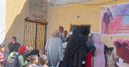 الكشف على 807 حالات فى قافلة طبية مجانية لجامعة جنوب الوادى بقرية الحفناوية