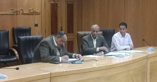 سكرتير عام الأقصر يعقد لقاء اليوم المفتوح للاستماع لشكاوى المواطنين.. صور