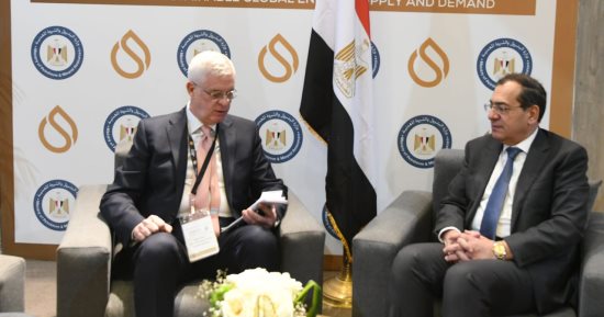 وزير البترول يستعرض الإجراءات والبرامج الزمنية لمشروعات تكرير البترول 