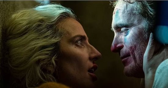 ليدي جاجا وخواكين فينيكس فى لقطة من Joker: Folie à deux