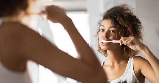 مكوناته طبيعية.. كيفية عمل معجون أسنان مبيض فى المنزل