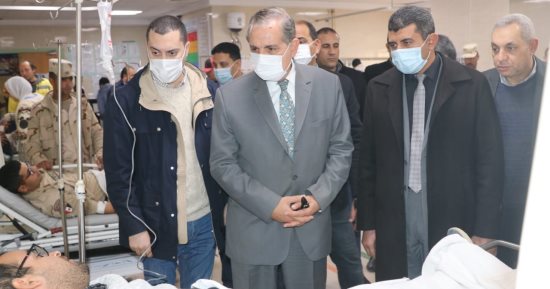 محافظ كفرالشيخ يطمئن على مصابى حادث الطريق الدولى الساحلى بمستشفى بلطيم.. صور