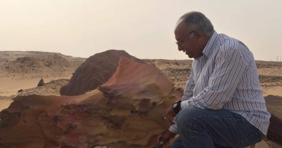 رمال جبل الإنجليز بالخارجة تخلد نقوشا تذكارية ورسائل عمرها 107 سنوات.. صور
