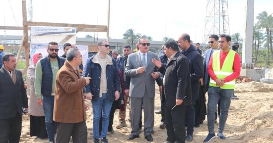 محافظ كفر الشيخ ونائبه يتفقدان عددا من مشروعات الصرف الصحى بمدينة بلطيم.. صور
