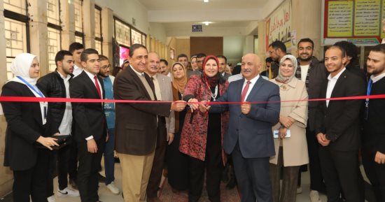 نائب رئيس جامعة الزقازيق يشهد فعاليات الملتقى التوظيفى السنوى بكلية الصيدلة