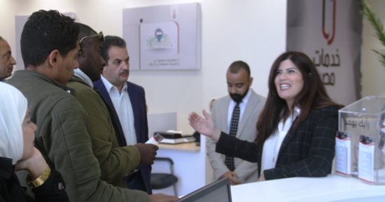"خدمات مصر" على أرض أسوان.. مصالح حكومية جماهيرية بأحدث الأنظمة المتطورة.. الأهالى: لا وجود للزحام والروتين المعتاد والخدمة لا تستغرق 10 دقائق.. ومسئول وزارة التخطيط: يوفر 33 خدمة و45 فرصة عمل.. صور