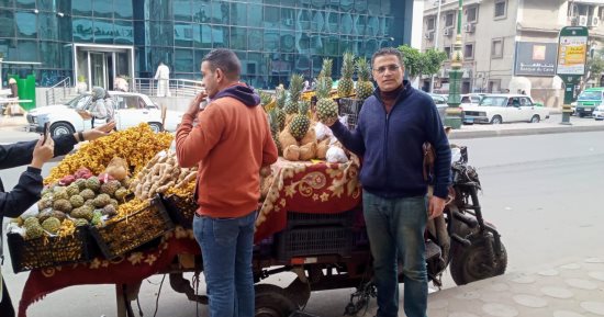 من الدراجون فروت إلى أبو فروة..المعلم يحيى أشهر بائع فواكه استوائية بالبحيرة