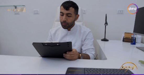 متسابق الدوم بهاء عبد الرحمن يرسم لوحة بالحبر تعبر عن مفهوم السلام