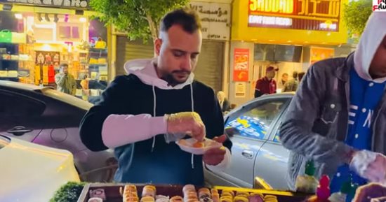 سوشى فى الشارع بدل المطاعم.. "محمد" بيعمل الأكلة الشهيرة بأعلى جودة وأقل سعر