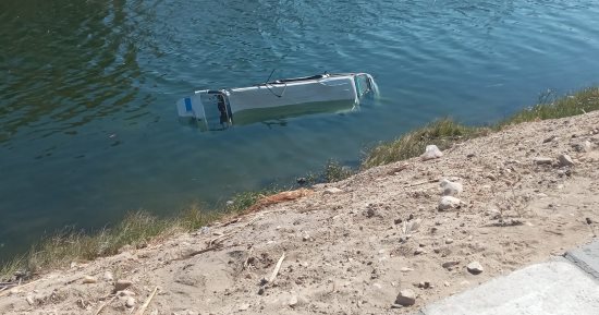 أول صور لموقع حادث تصادم ميكروباص بدراجة بخارية ومصرع مواطن بإسنا
