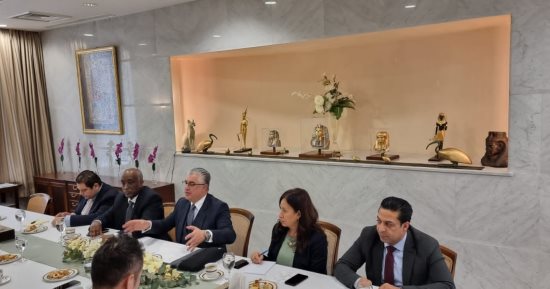 رئيس المنطقة الاقتصادية يعرض فرص الاستثمار  على شركات مضخات المياه 