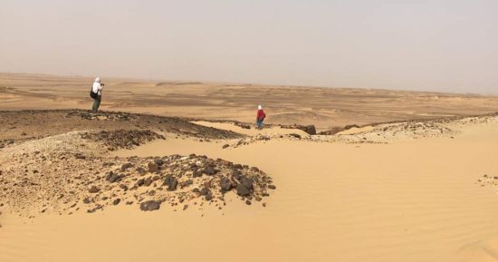 مصر الجميلة.. نقوش عمرها 107 سنوات على جبل الإنجليز فى الواحات الخارجة