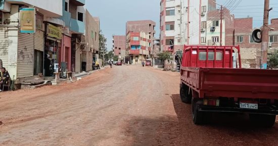 استكمال خطة إحلال ورصف شوارع وطرق داخلية بالخارجة.. صور