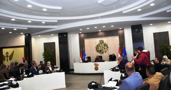 محافظ أسوان يشدد على سرعة إنهاء المشروعات وتحقيق معدلات إنجاز