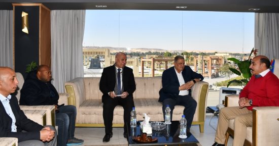 محافظ أسوان يبحث مع رئيس القابضة لمياه الشرب حل مشكلة ارتفاع منسوب المياه الجوفية