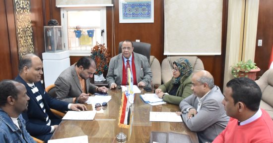 اطلاق اسم الدكتور حمدى حسين على قاعة المؤتمرات بمبنى كلية طب الأقصر.. صور