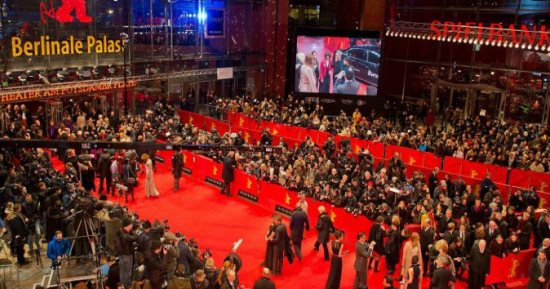اليوم.. افتتاح مهرجان برلين السينمائى.. وزراء وممثلين عالميين على السجادة الحمراء وفولوديمير زيلينسكي يرسل رسالة من خلال فيديو وعرض الفيلم الوثائقى "Superpower" لشون بن ويدور حول ما يحدث فى أوكرانيا