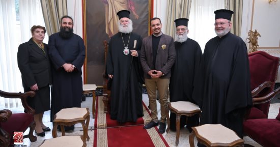 بطريرك الروم الأرثوذكس يكرّم الرسام سفين جاد بعد رسمه لوحات لبطاركة الكنيسة