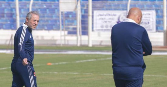 كولر يعاين أرضية ملعب مباراة الهلال السودانى بدوري أبطال أفريقيا