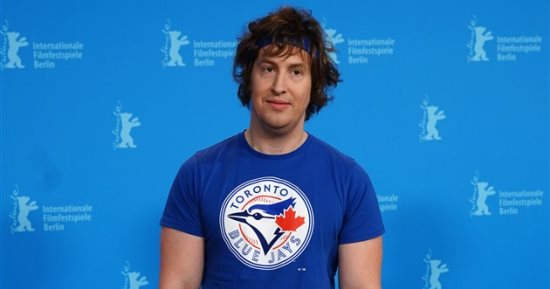 مات جونسون يرتدى "تى شيرت" فريق كرة السلة toronto blue jays فى مهرجان برلين