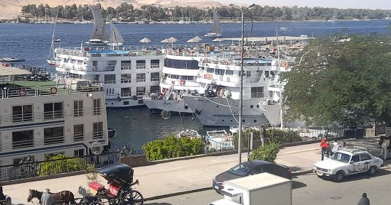 144 سائحا فرنسيا يغادرون مطار أسوان الدولى إلى العاصمة باريس بعد قضاء رحلة سياحية