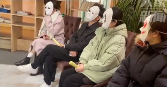 شركة تطلب من المتقدمين للوظيفة ارتداء أقنعة لتجنب التمييز على أساس المظهر