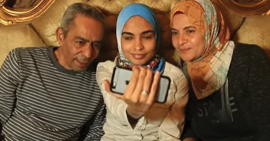 رفيقة الكاميرا.. حكاية إسراء أول مصورة سينمائية كفيفة (فيديو)