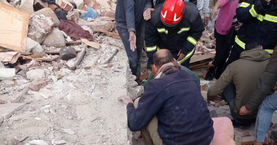 إنقاذ شخص والبحث عن آخر تحت الأنقاض فى انهيار عقار بالإسكندرية