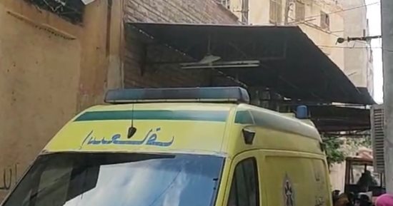 مصرع شخص واستخراج مصاب من تحت أنقاض عقار القبارى المنهار بالإسكندرية.. صور