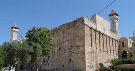 الفلسطينيون يحيون ذكرى الإسراء والمعراج فى المسجد الإبراهيمى بالخليل