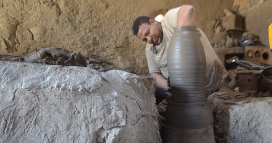 حرفة تاريخية.. شاهد صناعة الفخار والزير البلدى يدويا بقرى الأقصر
