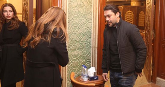 الصقر وحسن الرداد وميريهان حسين يقدمان واجب العزاء في والد إيناس كامل