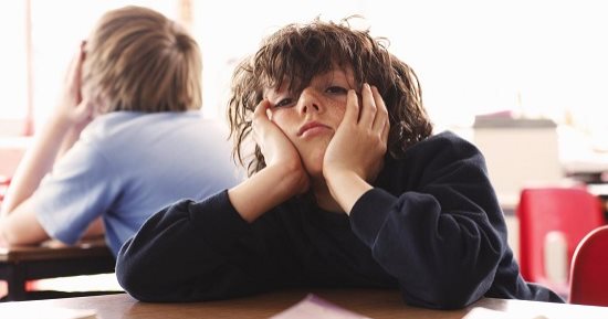 ابنى زهقان ومش عايز يذاكر.. طرق لمساعدة الطفل على التخلص من الملل