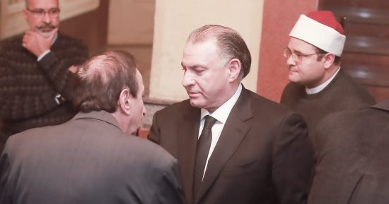 صور.. الكاتب والإعلامي محمد فودة يقدم واجب العزاء للفنانة إيناس كامل فى وفاة والدها