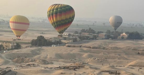 سماء الأقصر تشهد تحليق 55 رحلة بالون طائر تقل 1500 سائح من حول العالم.. صور