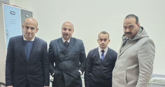 ضبط موظف بإحدى السفارات حاول تهريب 20 تليفونا على جسده بمطار القاهرة.. صور