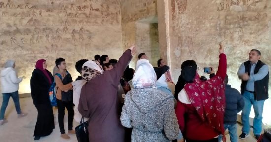 محافظة المنيا تنظم رحلة نيلية تثقيفية للأطفال إلى منطقة آثار بنى حسن.. صور