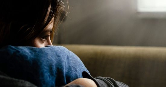 اطفى النور.. 4 مخاطر للنوم فى الإضاءة أبرزها الاكتئاب وزيادة الوزن