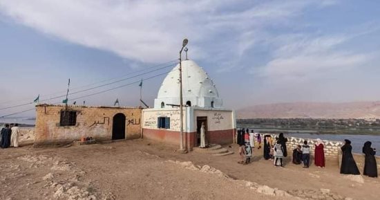 مقام الشيخ موسى الأنصارى مزار أهالى المطاعنة بإسنا على جبل بارتفاع 800 متر.. صور