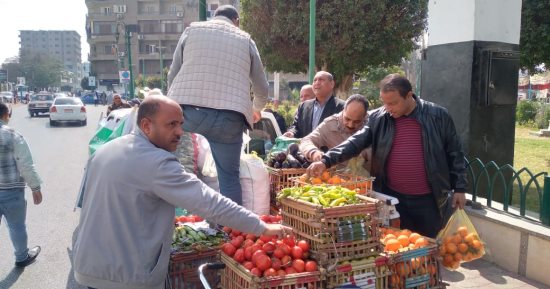 سيارات متنقلة للخضر والفاكهة والسلع الغذائية بأسعار مخفضة فى أسيوط.. صور