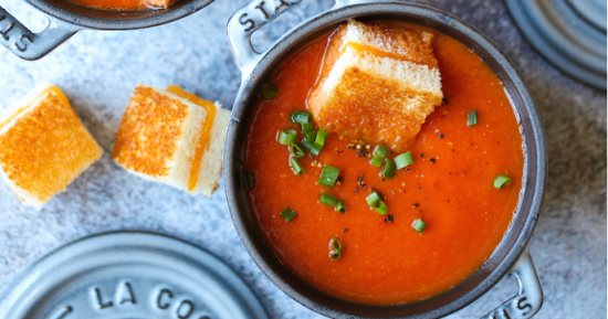 طريقة عمل شوربة الطماطم بالكريمة والجبن المشوى