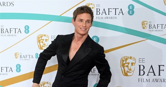 إيدى ريدماين وهايلى أتويل ومونرو بيرجدورف فى حفل الـ BAFTA