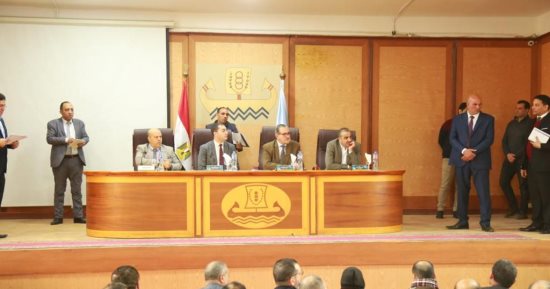 محافظ كفر الشيخ يناقش شكاوى المواطنين ويشدد على تكثيف الرقابة والمتابعة