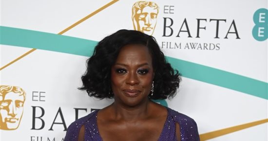 فيولا ديفيس وجودي تيرنر وزهرة أحمدي في حفل الـ BAFTA.. صور